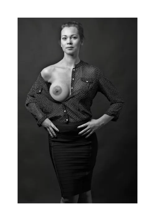 busty sexretary - nude MILF model Kamila