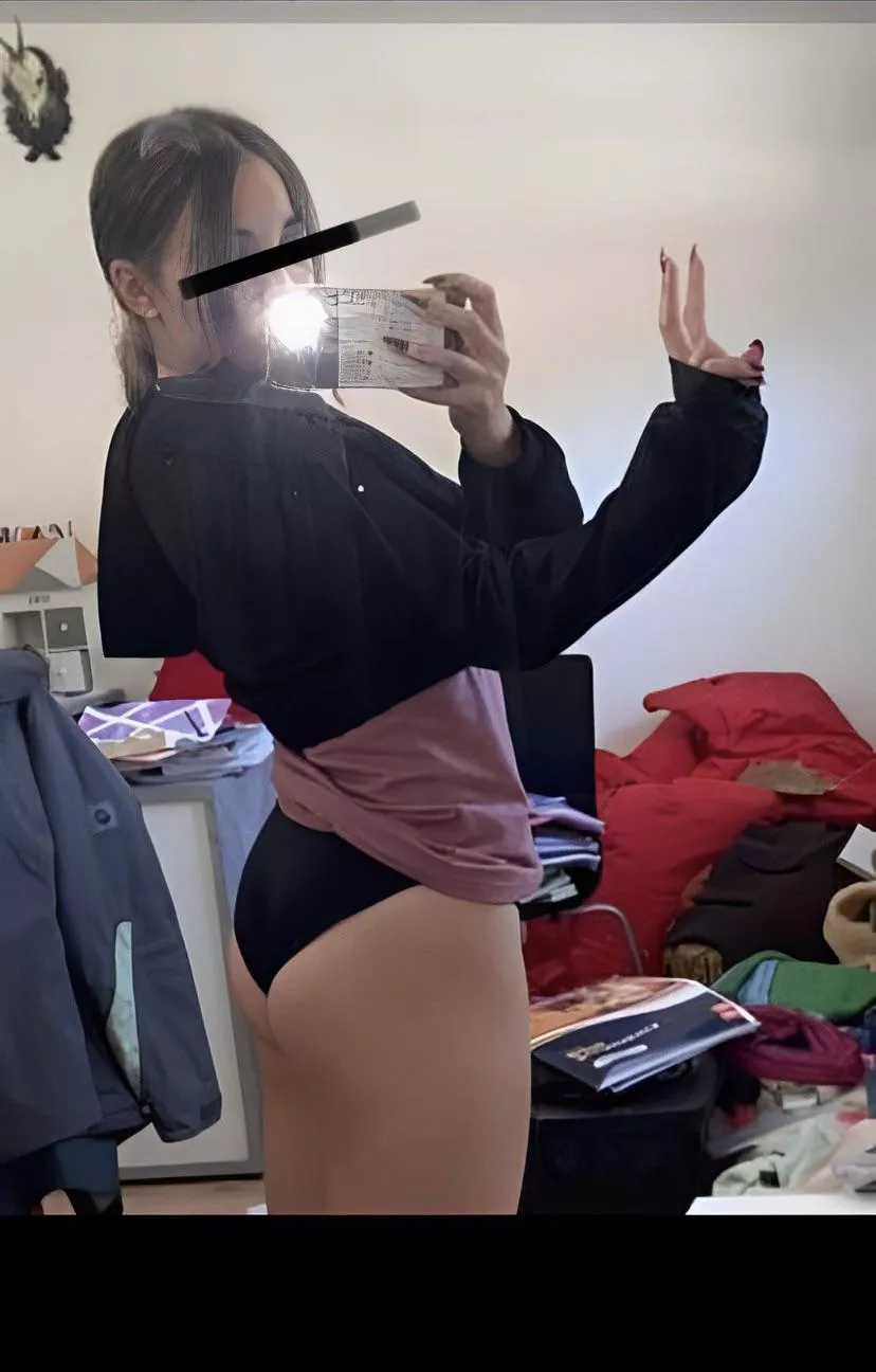 Cum on this little beach girl ass🍑💦