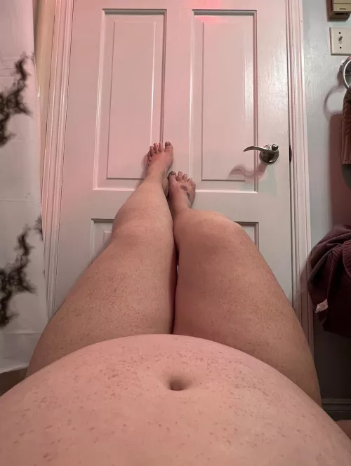 Do you like big bellies and feet? 😘