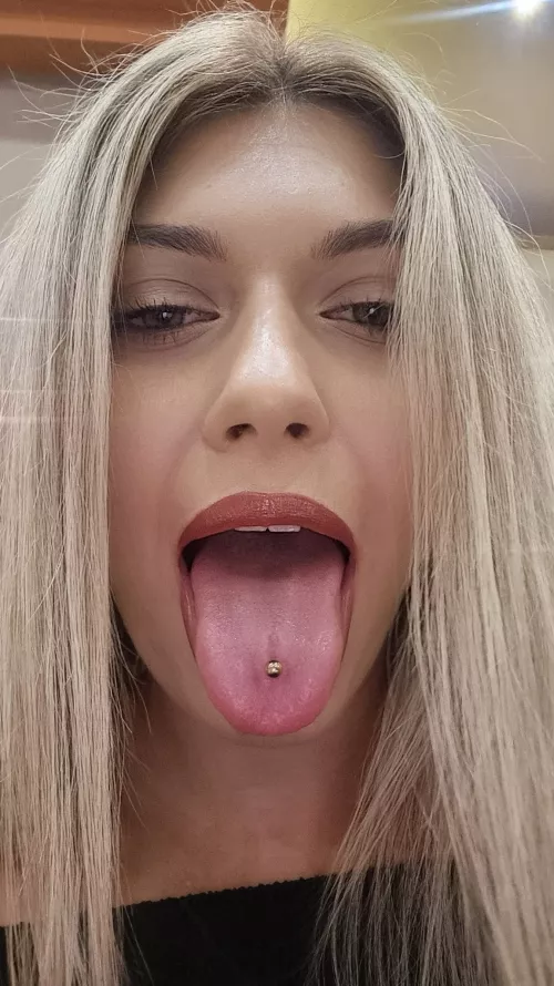 Does she makes you wanna cum in her mouth :P
