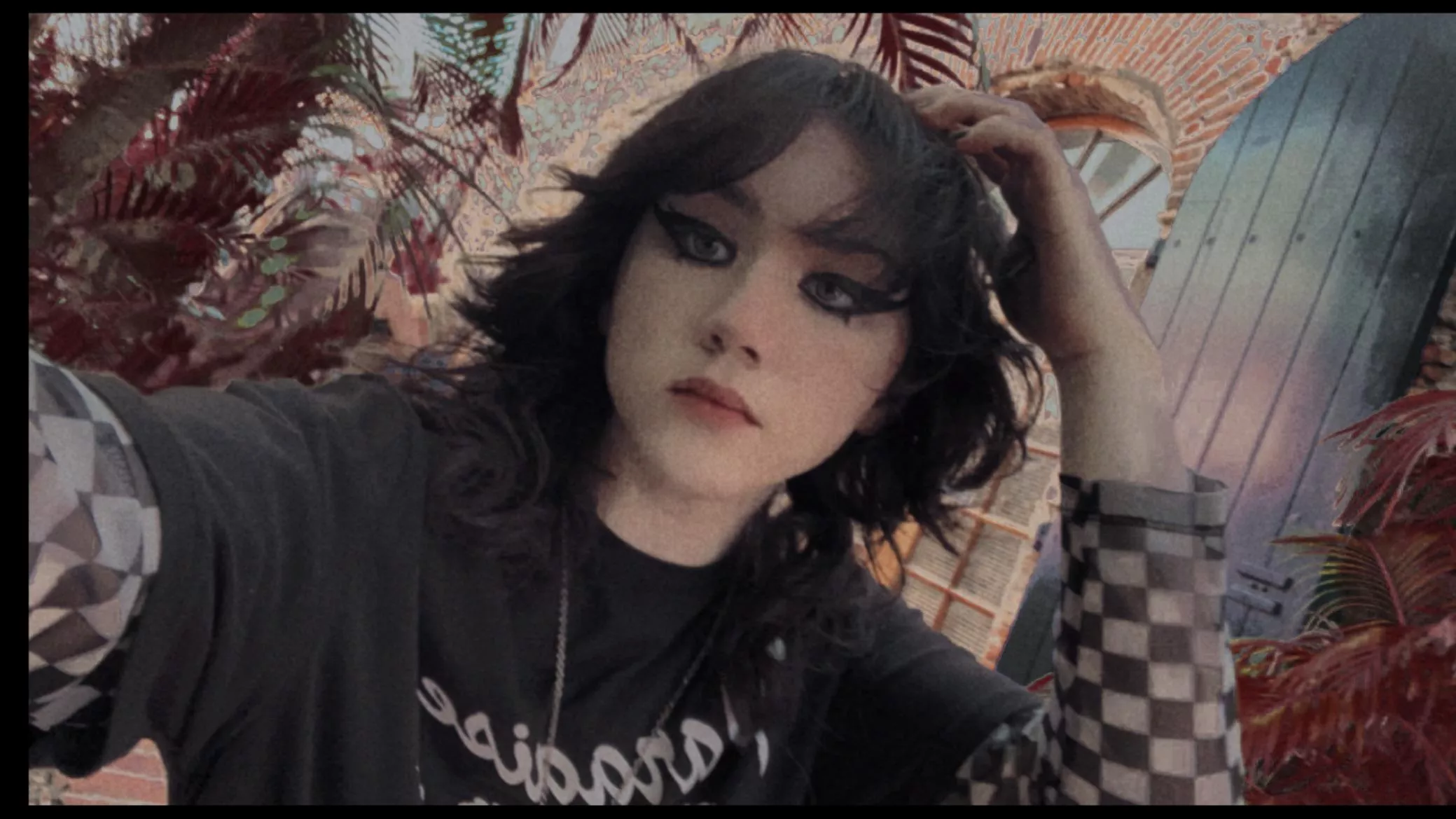 Don’t make me wait for a falling star, I’ve been afraid that the blood in my heart won’t sing for me a melody that talks. Drown me in the rain, I’d swim and sing for you