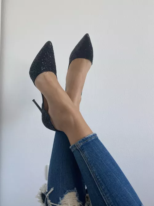 enjoy my fairy feet in black heels 🧚🏻‍♀️😚 [f]