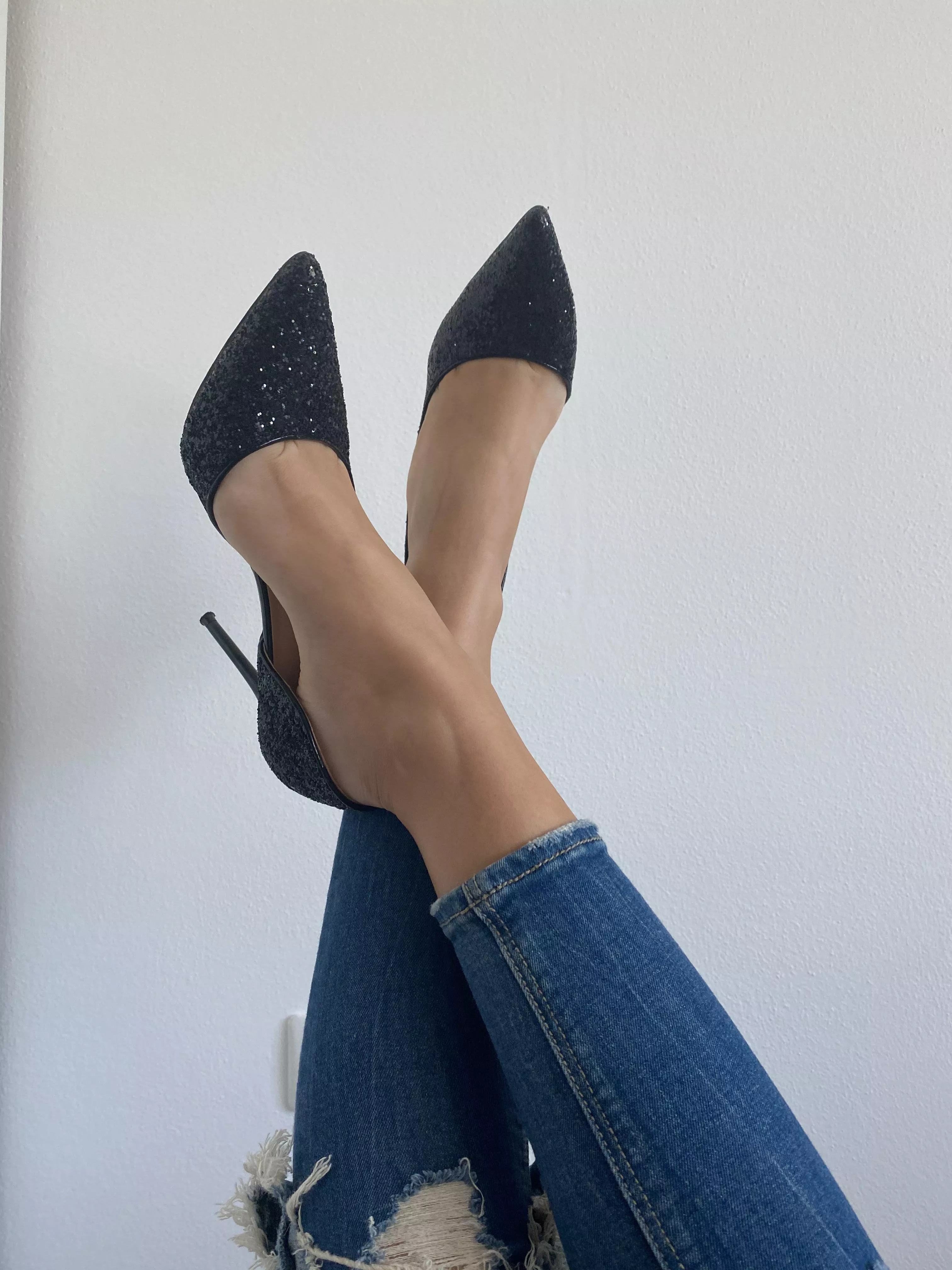 enjoy my fairy feet in black heels 🧚🏻‍♀️😚 [f]