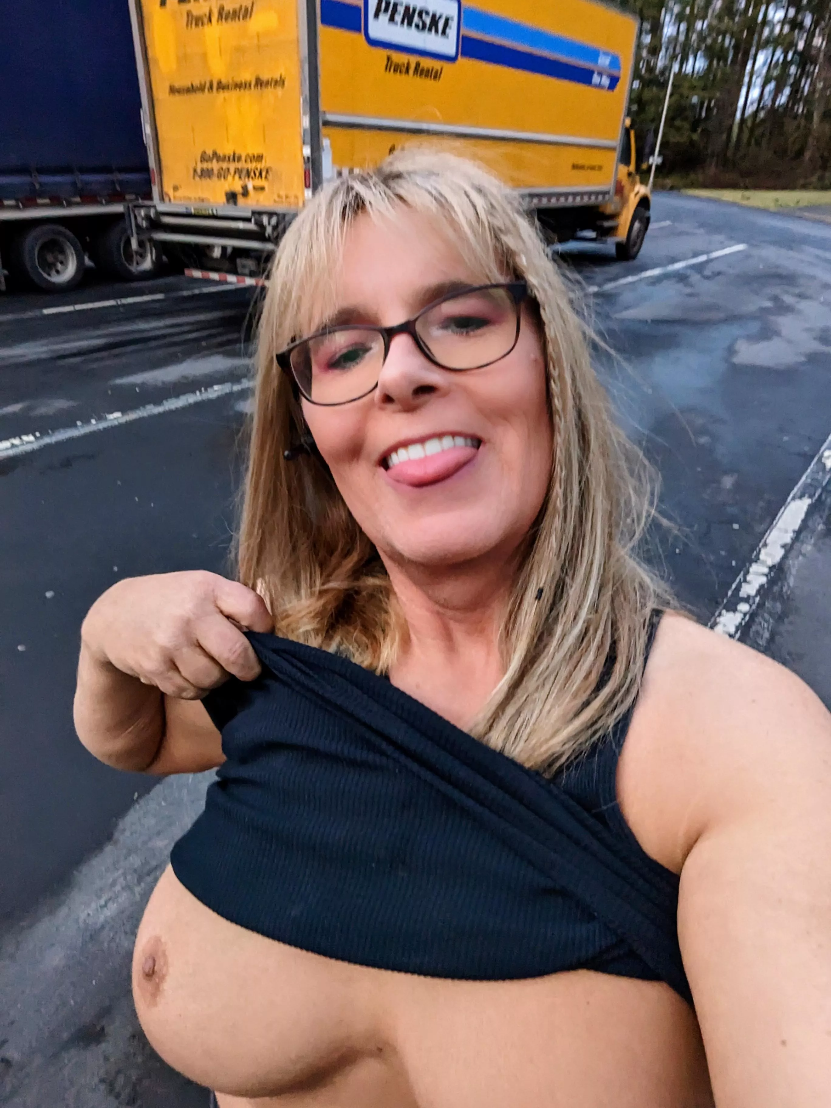 (f) truckers seemed to like moms boobs?