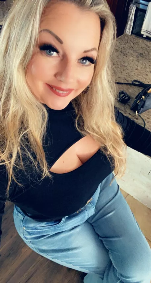 (F)50 hot GILF looking for some fun.