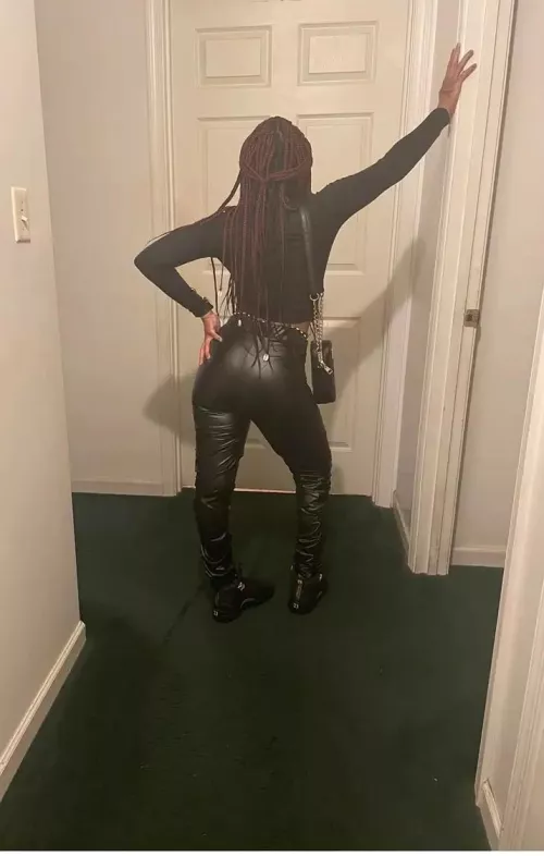fat booty leather pants 🍑