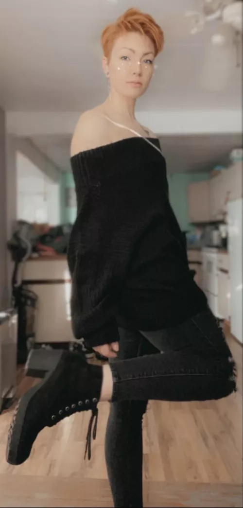 Goth femboy at your service 😈🖤 (23 ftm/femboy)