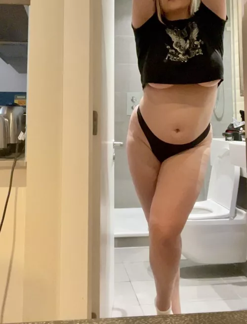 Hotel room underboob ✨