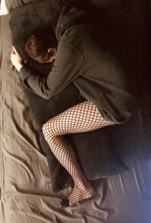 How men who use “:3” sleep: