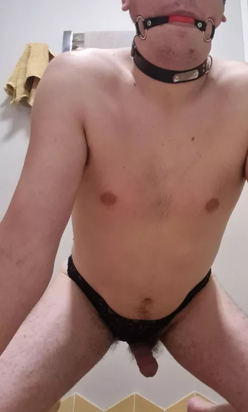 I need a dom to tie me up and use me ;)