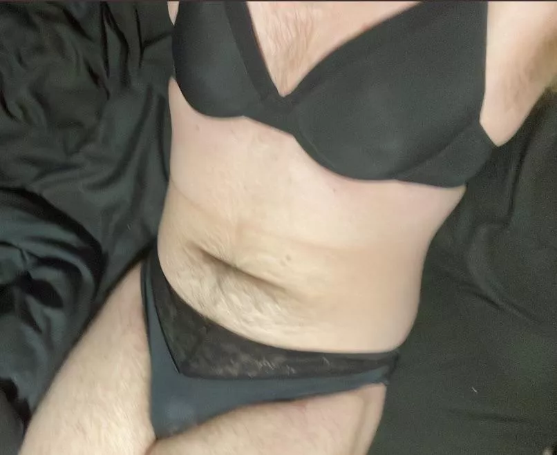 I’m a white male (23) who worships black kings, if anyone is interested in being worshipped by me send me a DM, Thank You