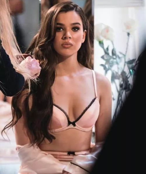 I’m rock hard for Hailee Steinfeld need a bud to help me blow my load for her