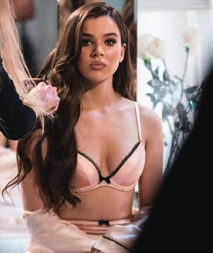 I’m rock hard for Hailee Steinfeld need a bud to help me blow my load for her