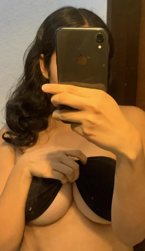 Just a little underboob 😘