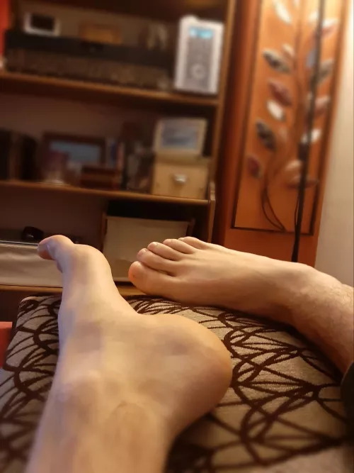 Just chilling watching GOT barefoot and thought I'd share the view, hope you like 👣