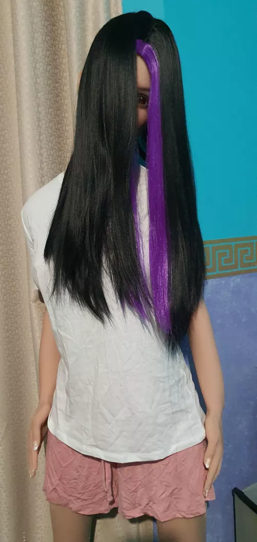 Naru chose to make her appearance. She wants to control men's desires.