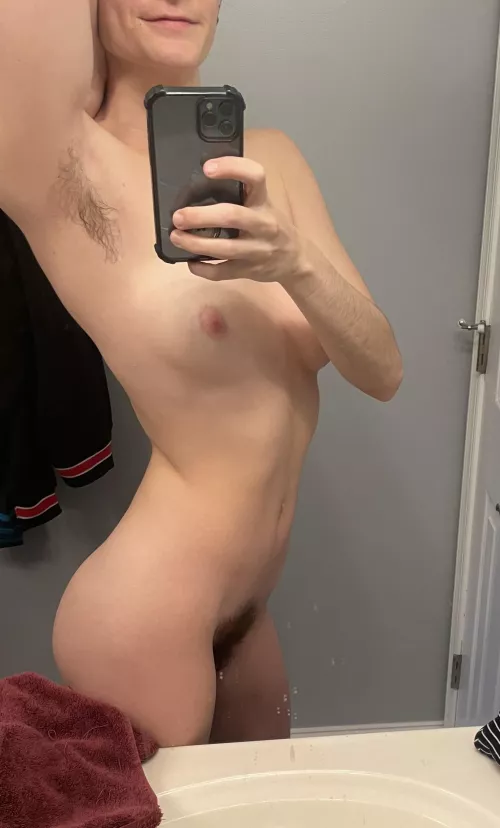 Pale skin and dark body hair used to feel like a curse, until I embraced them 💪🏻