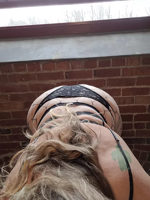 pov me giving you a blowjob! I want you to cum on my ass!