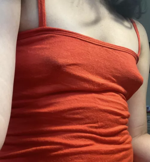 Rounded cups can never do justice to my girls’ true shape! So off with the bra. ◀️▶️