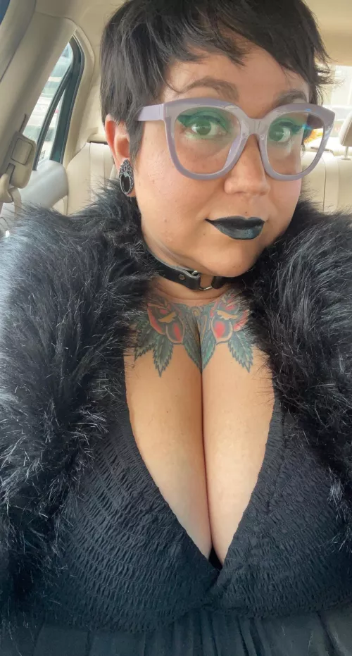 Some ample fat goth cleavage 🦇