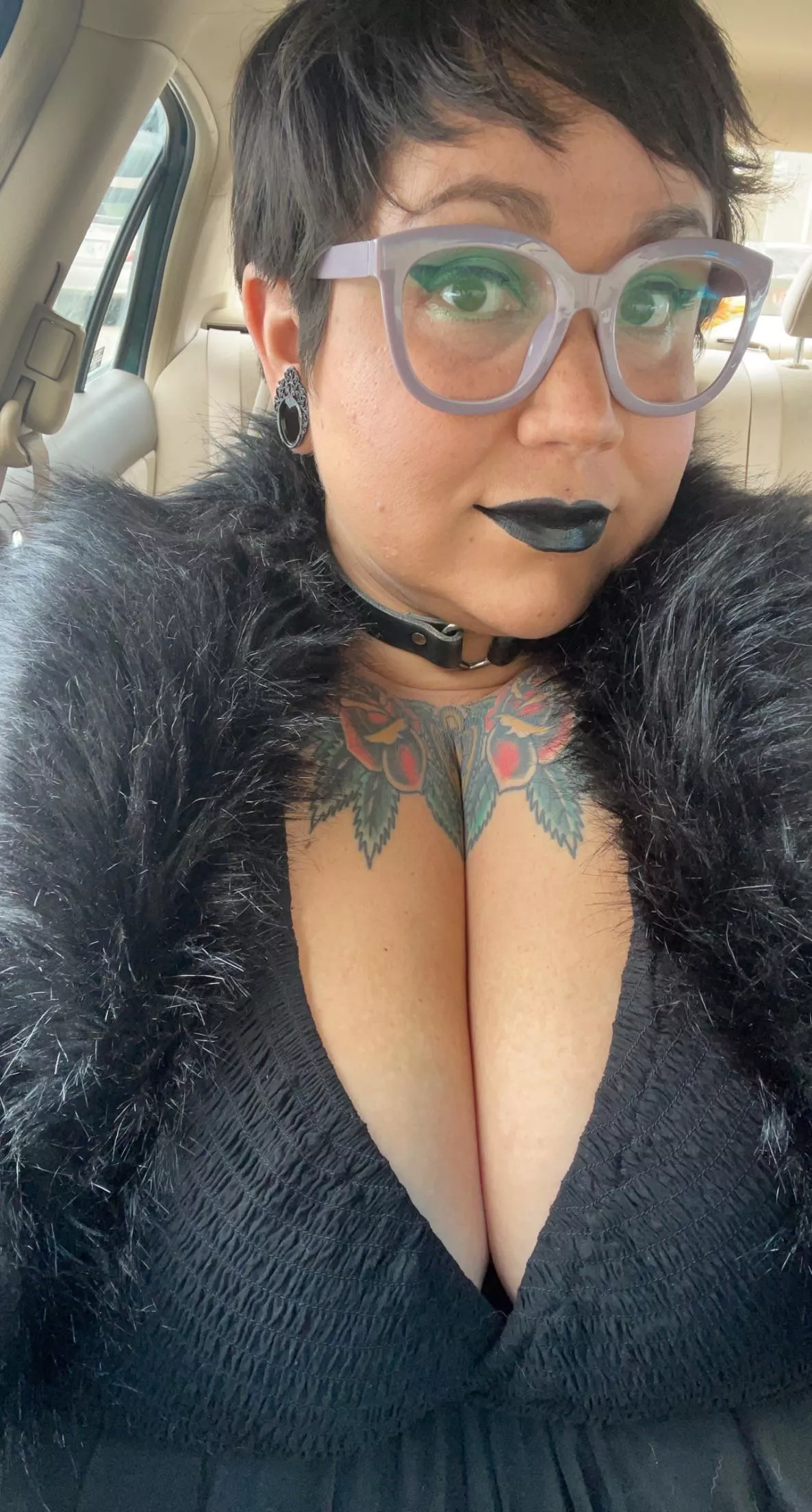 Some ample fat goth cleavage 🦇