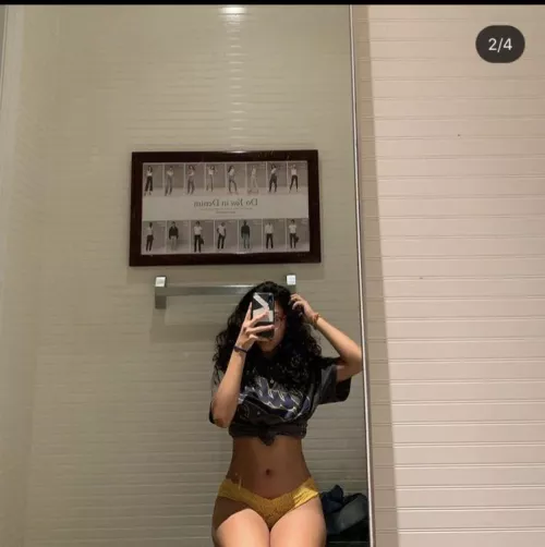 Those thighs and hips, fuckk 😩