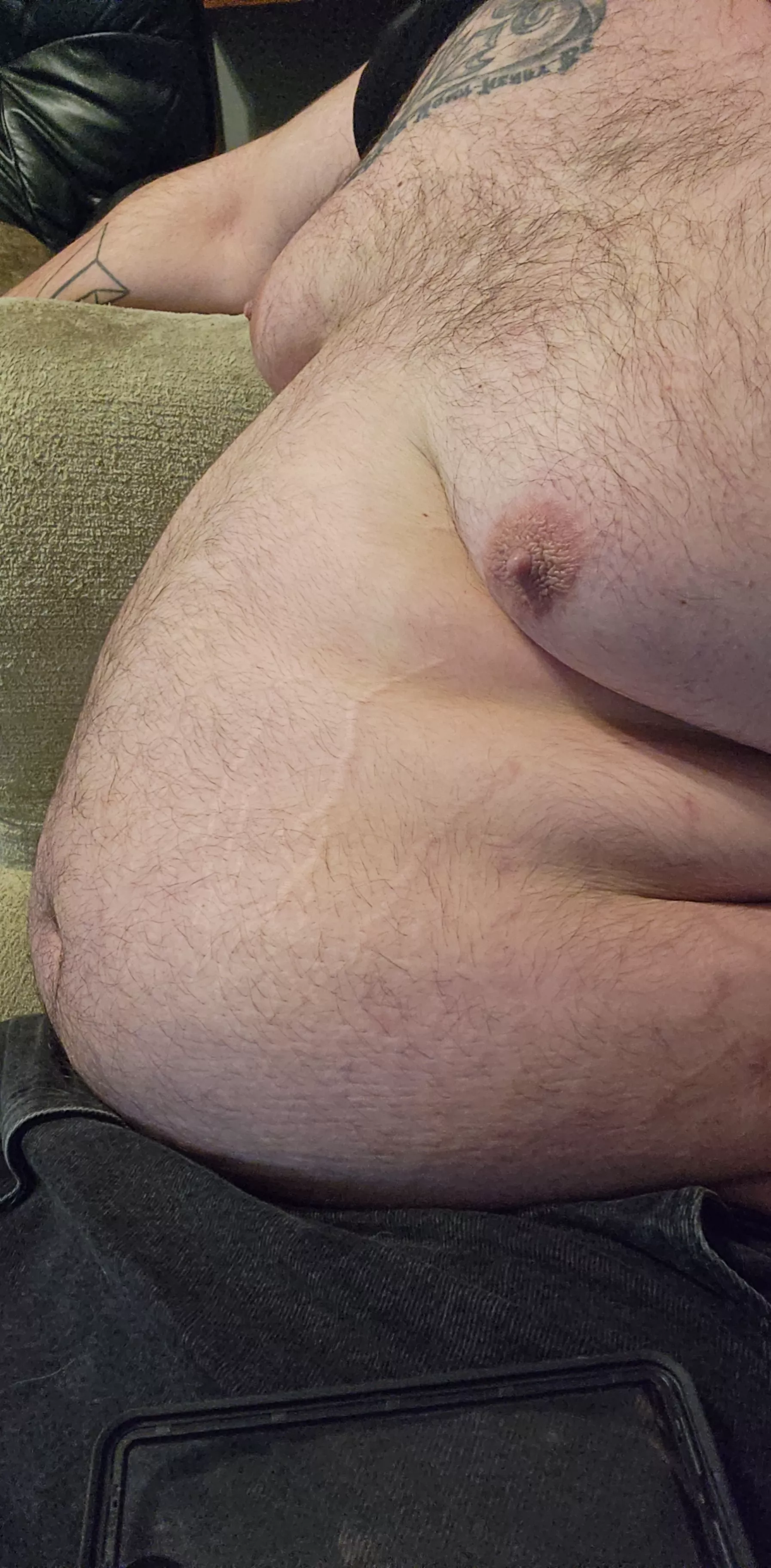 Tummy Tuesday boys 👀 27 and DMs are open