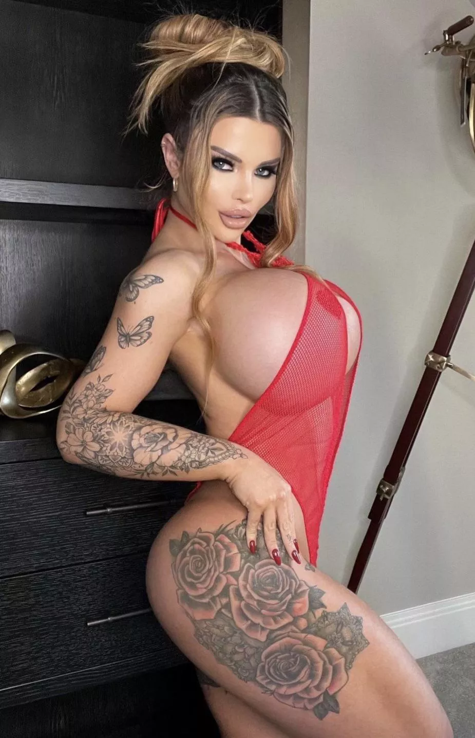 Wonderful outfit with a slightly teasing sideboob. That’s a high class beauty!