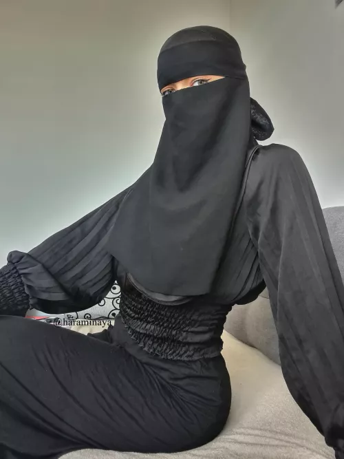 Would you like to see whats under my abaya? 🥵
