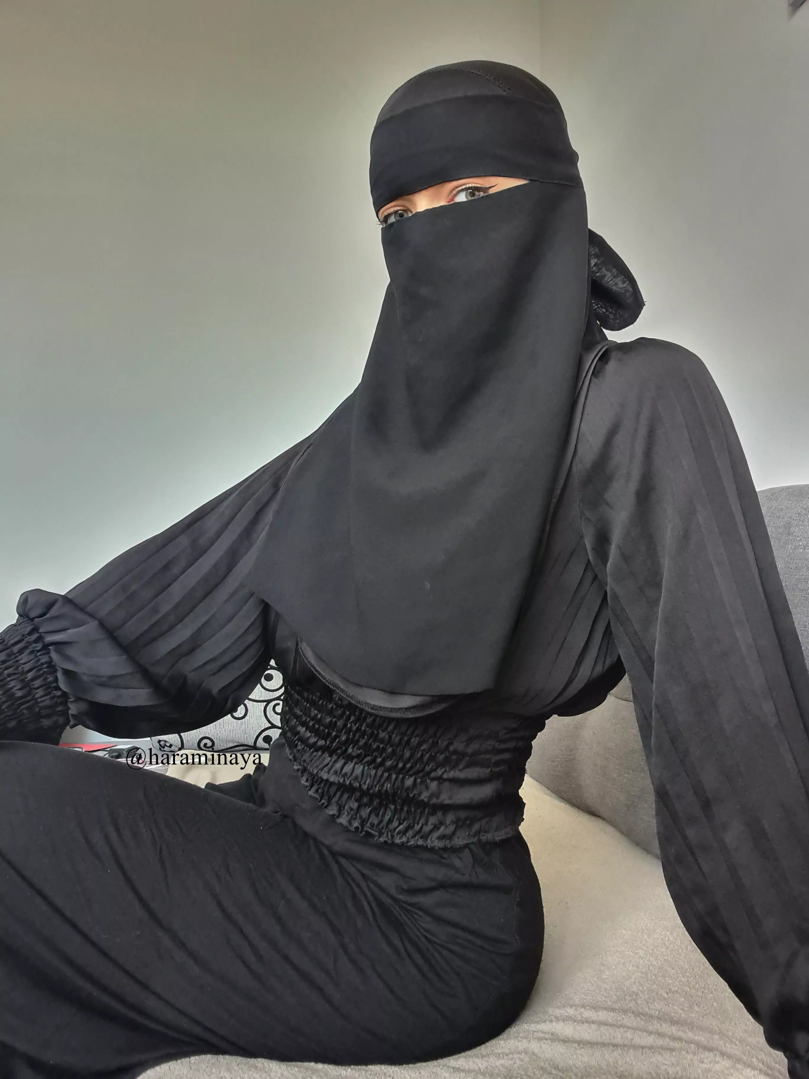 Would you like to see whats under my abaya? 🥵