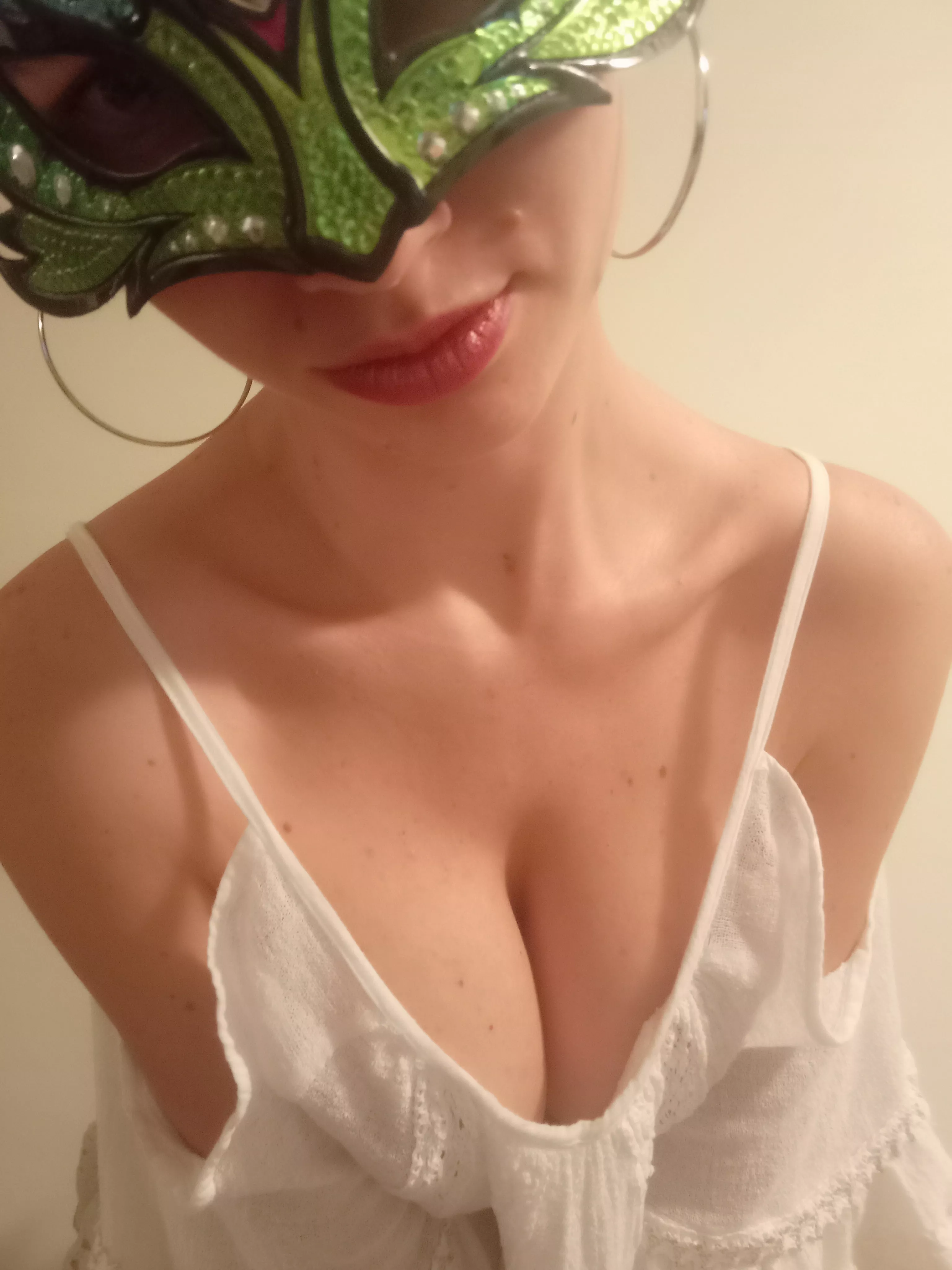 Am i mysterious?? Look at the dark side, can you see it?