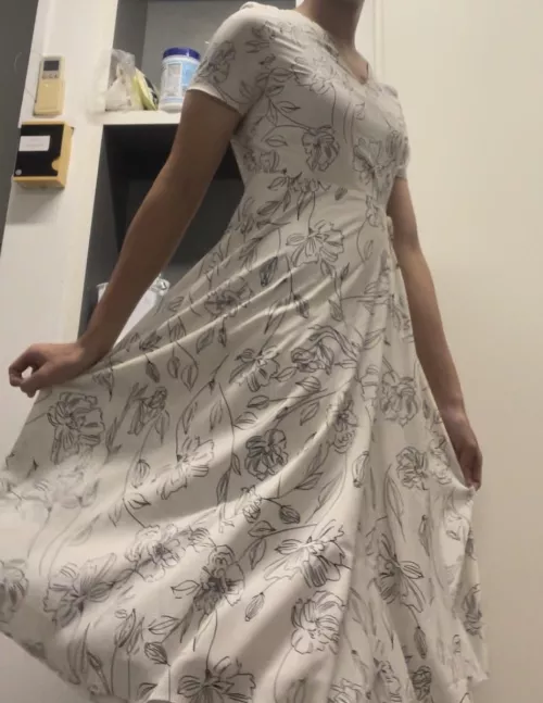 Any daddies want to lift up my dress and fk me?