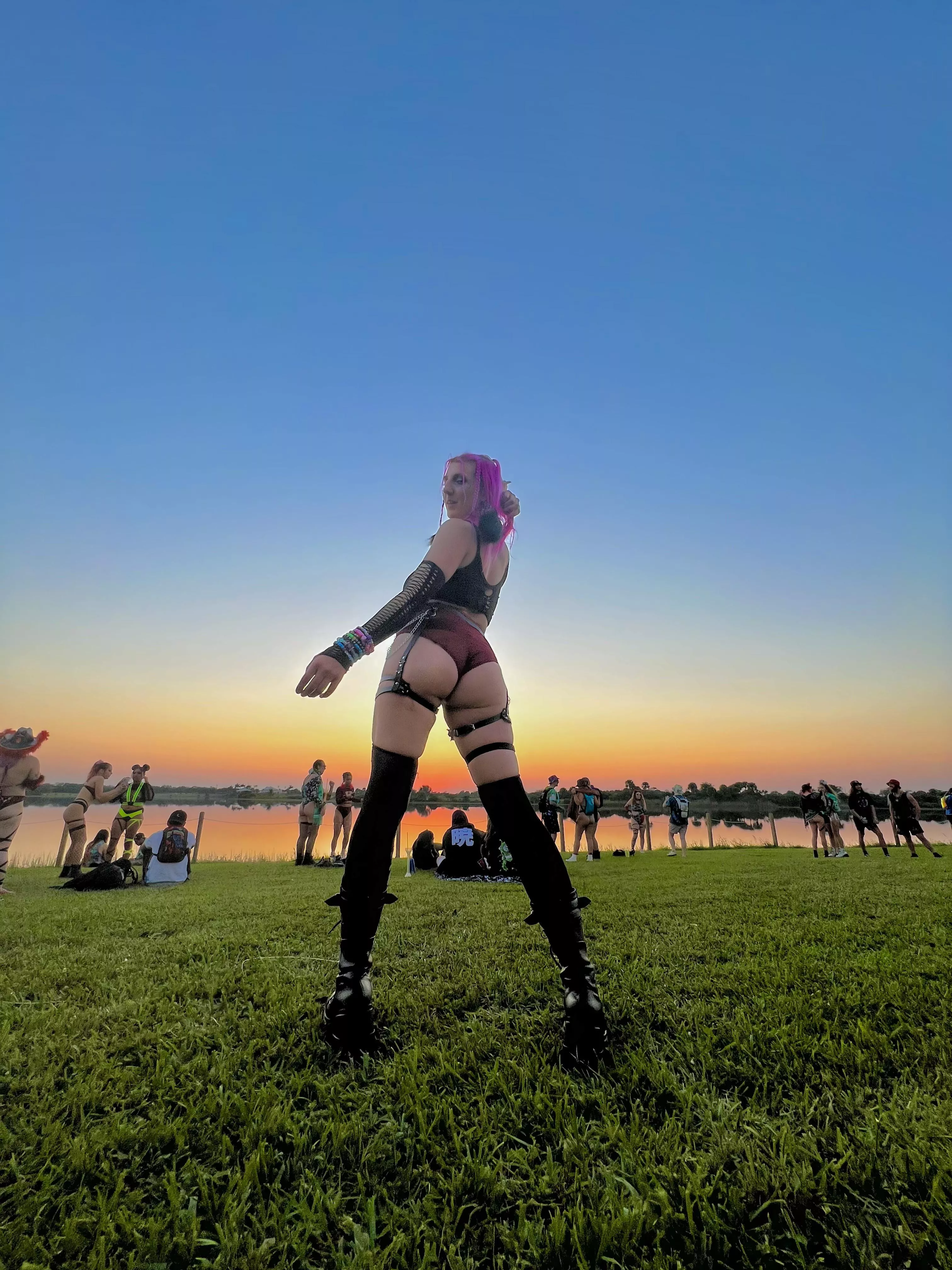 Ass, a pretty sunset, and bass music. Doesn’t get much better than that