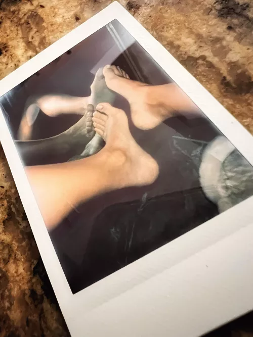 Bare feet, bare non-polished toes, and arches ❤️