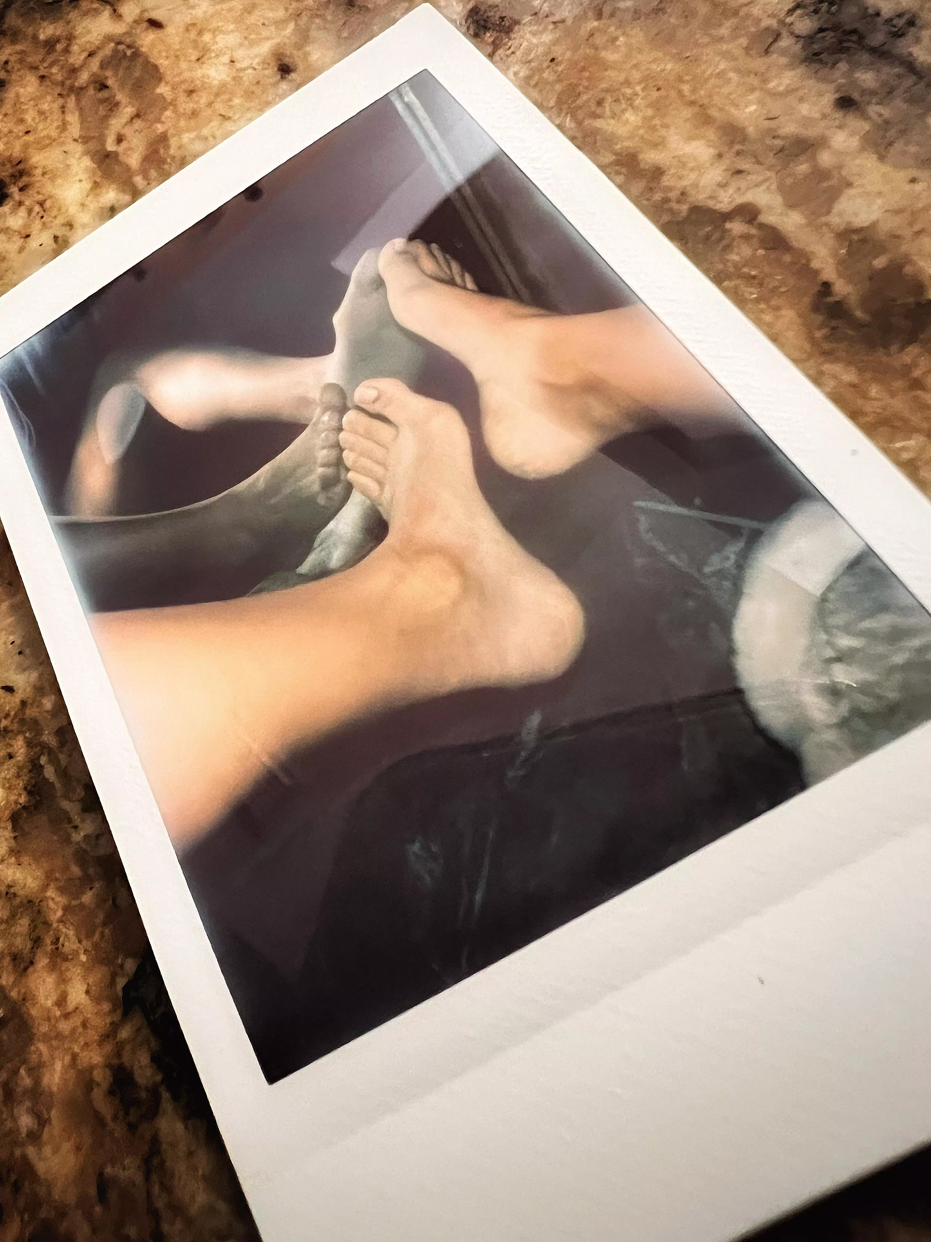 Bare feet, bare non-polished toes, and arches ❤️