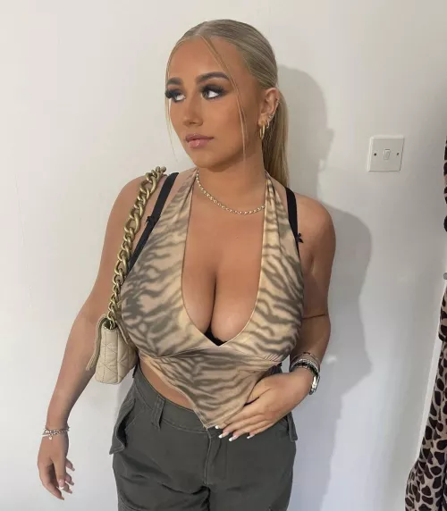 Begging for a load on that cleavage