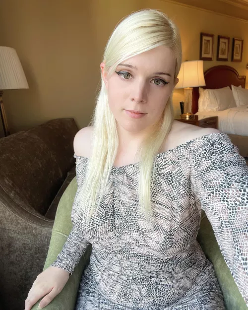 Curvy femboy pic for you this morning 💝