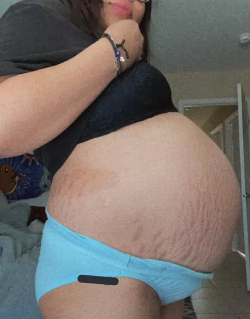 Good morning from my big belly and I 🙈🤰🏻