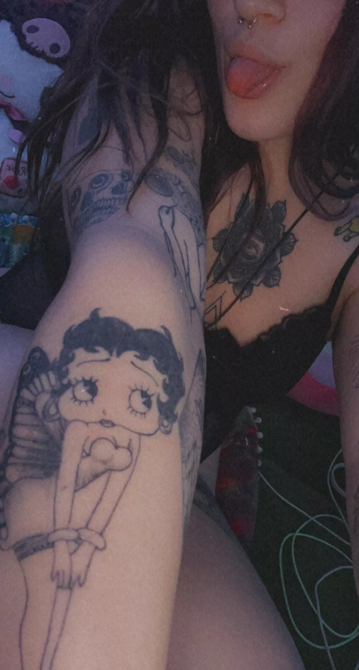 Gotta love a tatted slut 😈