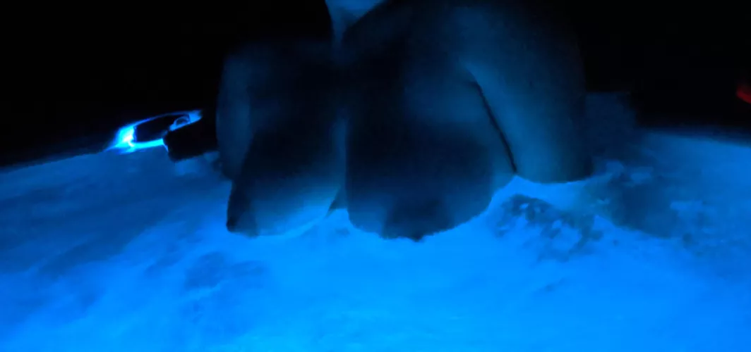 Hi! Cold weather hottub pic from the other night I wanted to show off. What do you think?