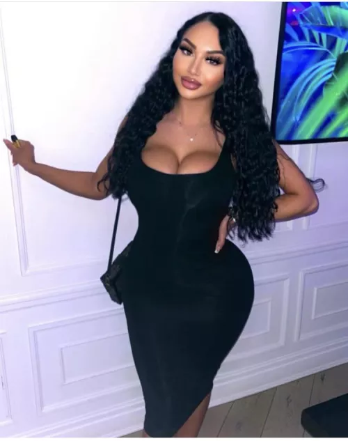 Hip to waist ratio is insane