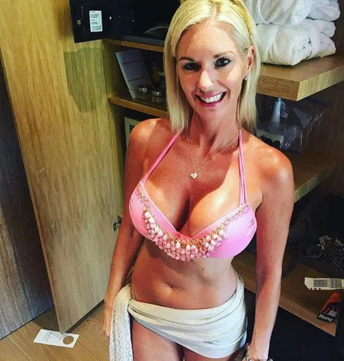 Hot bikini mom 😍😍