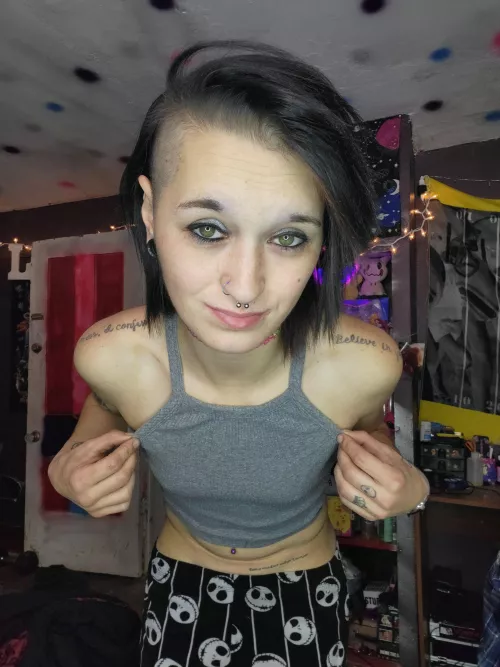 I love the way my tiny tits look in this top😍