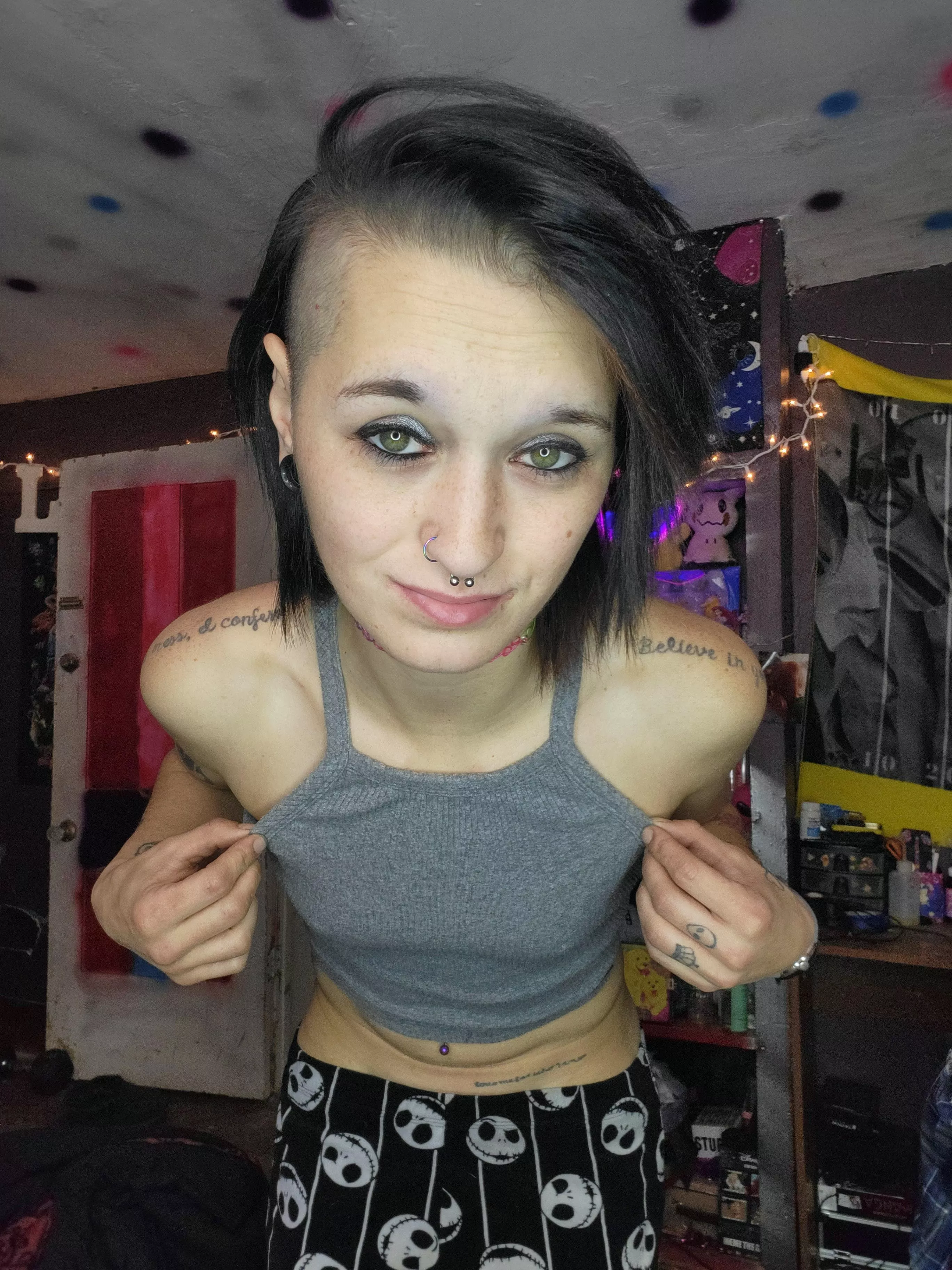 I love the way my tiny tits look in this top😍