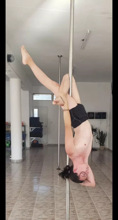 New pole pic!!! I have some others, tell me if you'd like to see it and I'll post