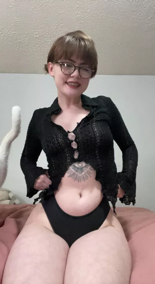 Nothing like glasses on a goth girl