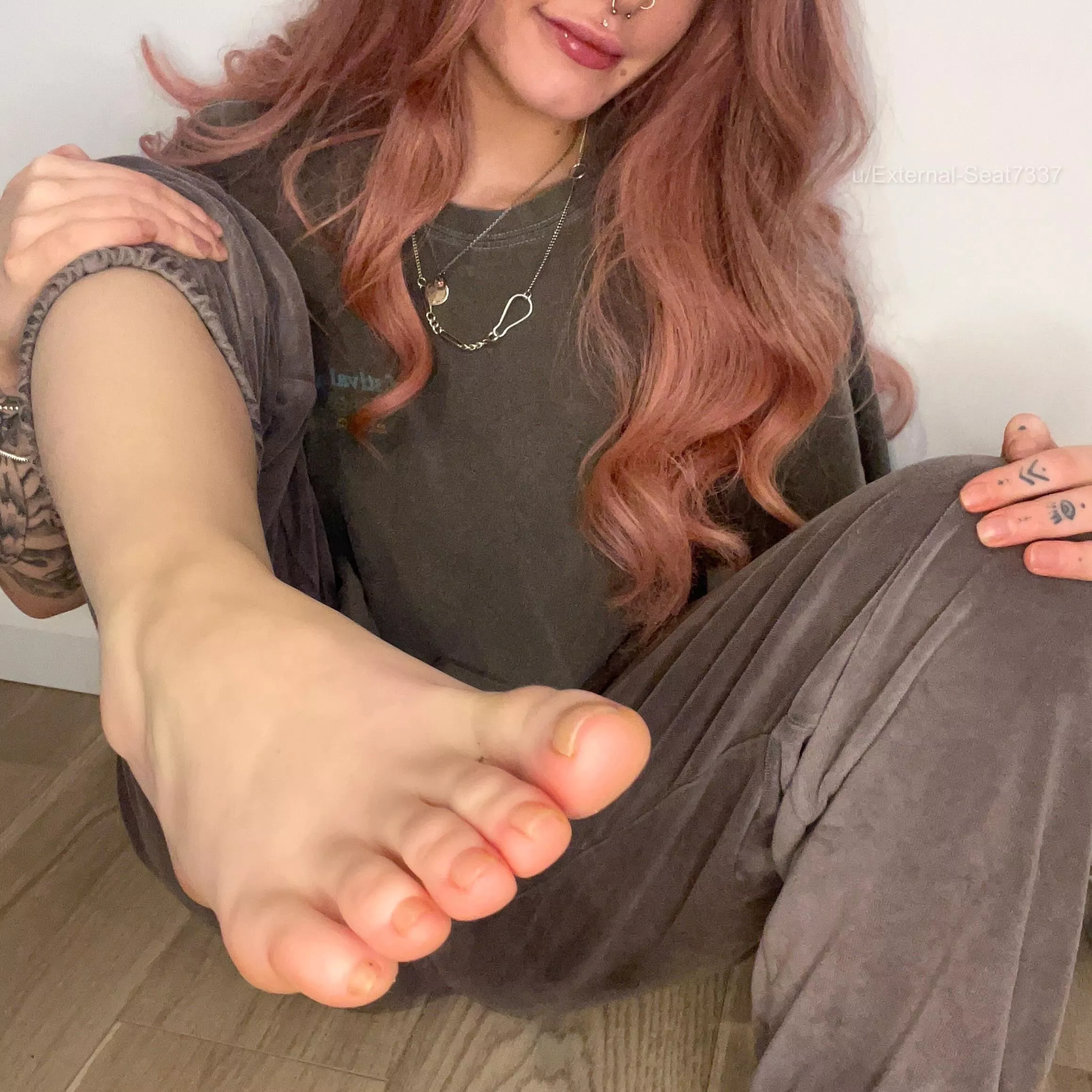 Open wide as I shove my pretty toes in your mouth 👄