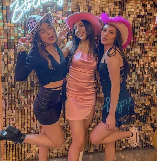 Party girls🎉