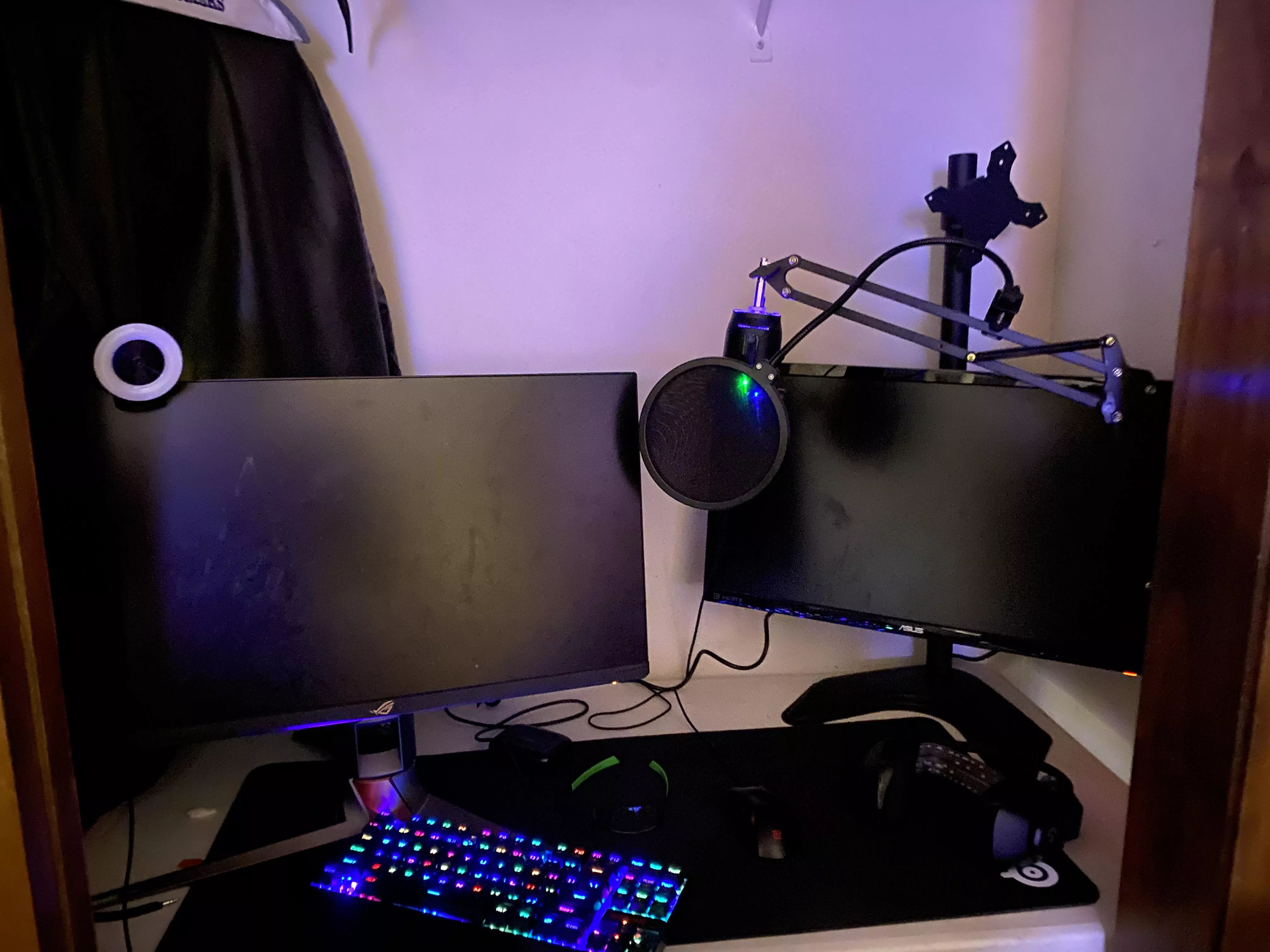 PLEASE SUGGEST webcam/background LIGHTING FOR THIS COMPLETELY ABNORMAL SET UP PS ITS IN A CLOSET