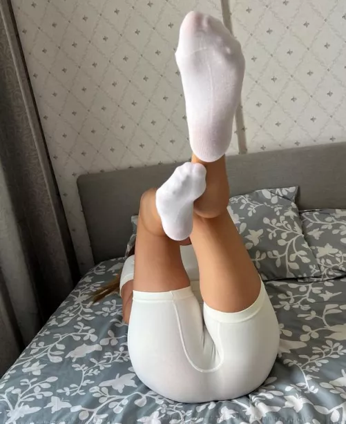 Rear view legs for licking